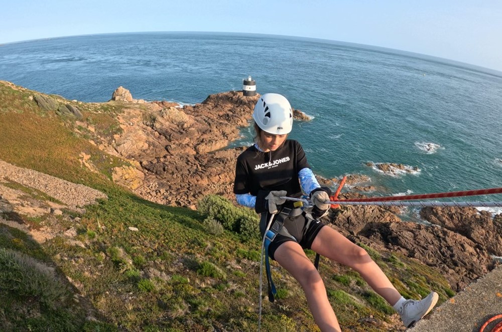 21.08.24 Abseiling A008726D